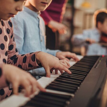 kids learning piano